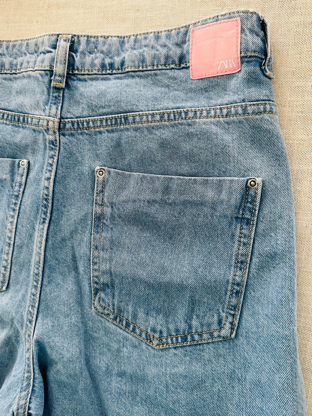 Zara High Rise Long Length Wide Leg Jeans Light Wash Cotton Pink Patch SZ 6 - Picture 5 of 7